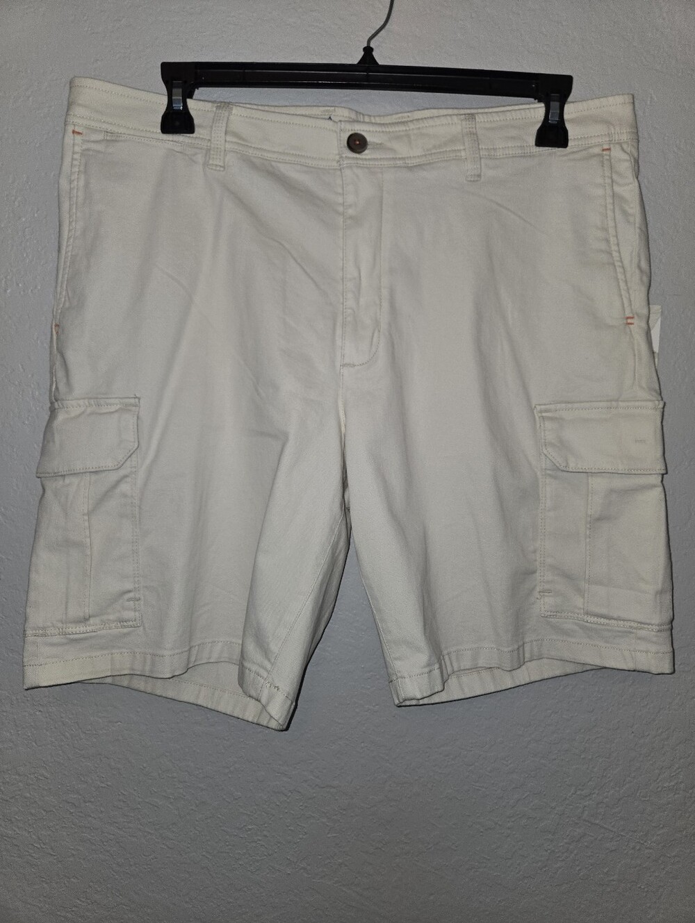 Tommy Bahama Men's Cream Cargo Shorts, Size 38 - Picture 2 of 4